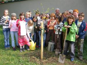 Baumpflanzung der Erstkommunionkinder von 2005